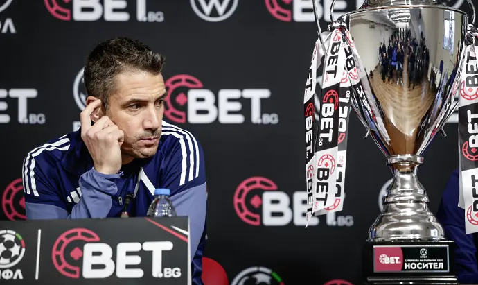 Веласкес притеснен от състоянието на тревата преди Суперкупата