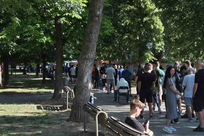 Фенове на Левски чакат за билети от 04:30 сутринта