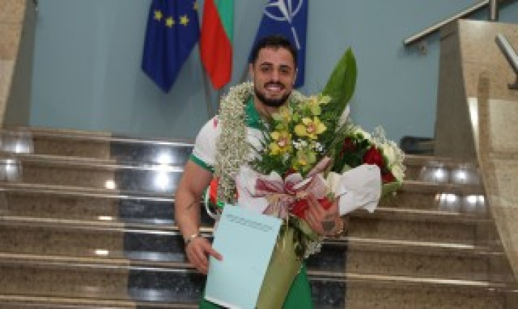 Предлагат празен лист на Карлос Насар, за да вдига под друг флаг