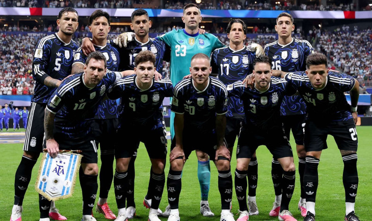 İngiltere’yi mavi formasıyla eledikten sonra… Arjantin, Dünya Kupası finalinde giyeceği formayı belirledi | Goal.com Türkçe