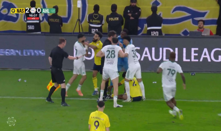 Al-Nassr - Al-Ahli maçında işler tamamen çığırından çıktı: Kingsley Coman korkunç bir faul yaptı ve Merih Demiral'ın saldırısına uğradı | Goal.com Türkçe