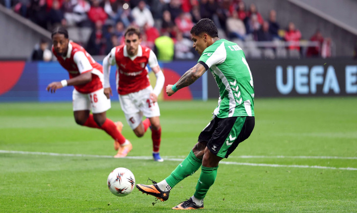 Real Betis fought back valiantly in Thursday’s Europa League clash after Florian Grillitsch had opened the scoring with a sensational long-range strike. The Spanish side eventually secured a hard-fought victory, but the night will also be remembered for t