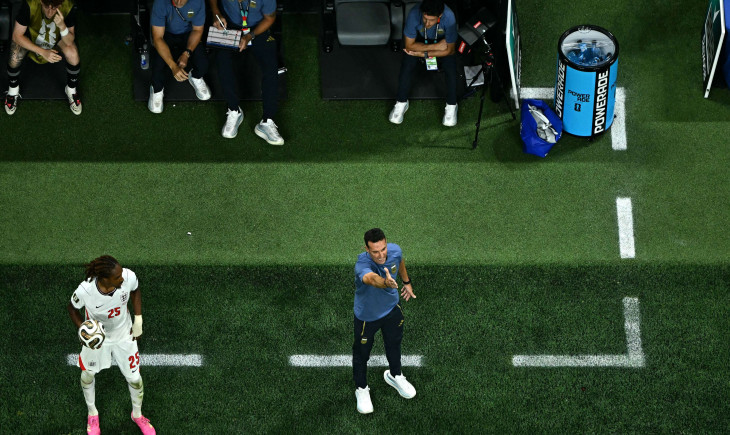 "Maaşını al"… Scaloni, İngiltere maçının hakemlerine öfkeyle tepki gösterdi | Goal.com Türkçe