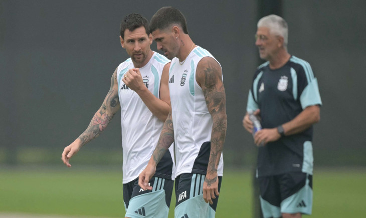 Video: Şok edici bir hareket… Arjantinli oyuncu, Dünya Kupası finali öncesinde Messi’nin kalbini söküyor | Goal.com Türkçe