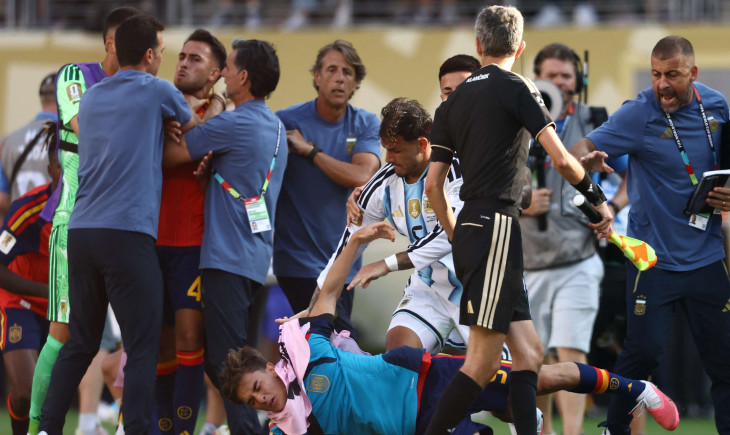 Arjantinli oyuncu, Dünya Kupası finali sonrasında kendini kontrol edemedi ve İspanyol oyuncuyu boğazından yakaladı: "Bu skandal, utanç verici!" | Goal.com Türkçe