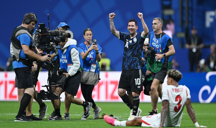 Aynı bakışlarla… Messi, 40 yıl sonra Maradona’nın efsanevi sahnesini yeniden canlandırıyor | Goal.com Türkçe