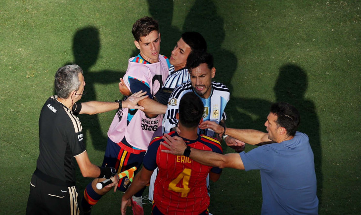 Video: Final düdüğünün ardından Arjantinli oyuncunun İspanyol ikilisine şiddetli bir şekilde saldırmasını izleyin | Goal.com Türkçe
