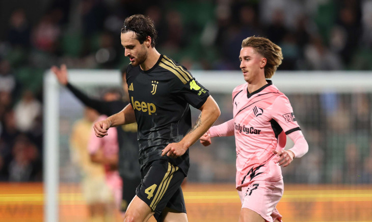 On video: fan injures Juventus player in a bizarre incident | Goal.com