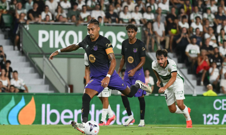 Video: refereeing expert gives his opinion on Barcelona's penalty against Elche | Goal.com
