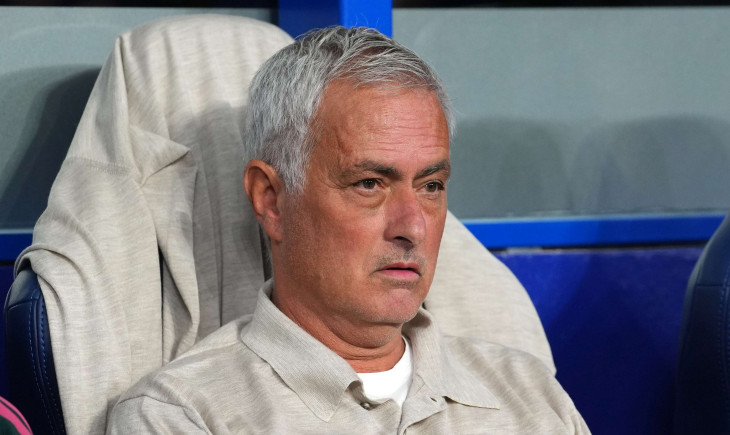 Footage: Mourinho angrily runs to the touchline and points out the new rule to Dumfries | Goal.com