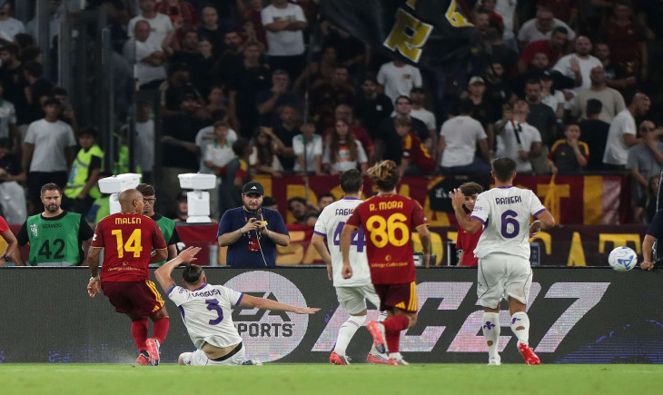 Roma v Fiorentina, Viola protests over Malen's first goal. Marelli: "It was a foul" | Goal.com