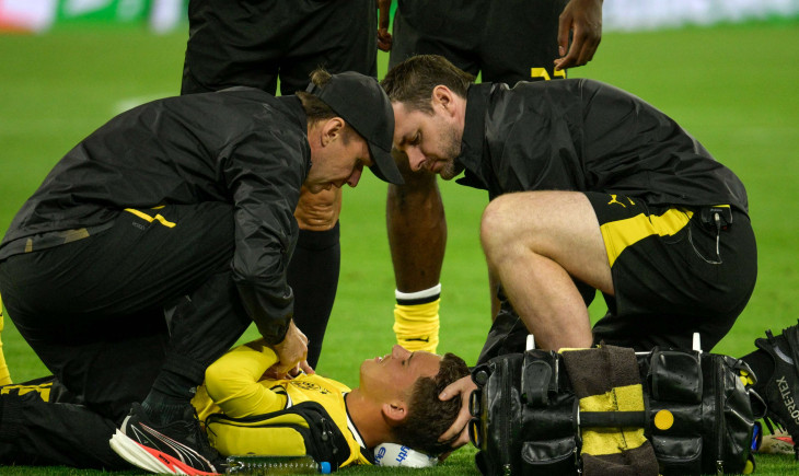 Schockstarre in Dortmund! Supertalent Konstantinos Karetsas muss vom Platz getragen werden | Goal.com Deutschland