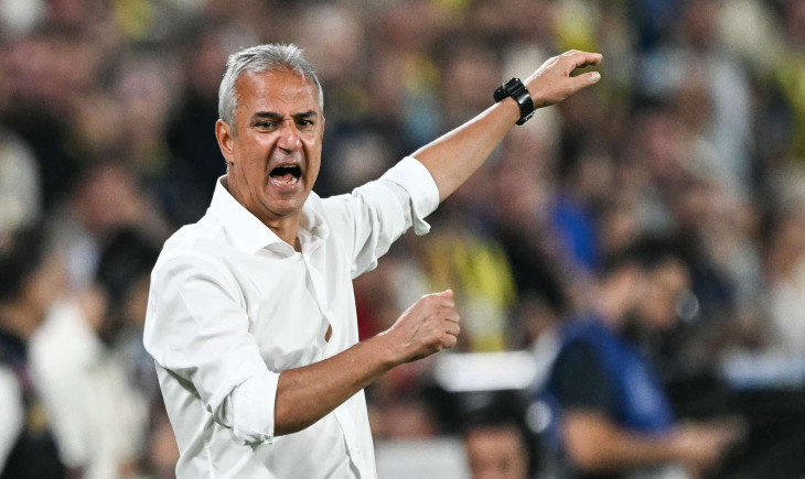 Fenerbahçe teknik direktörünün başına su şişesi fırlatıldı, istifası ise sonuçsuz kaldı | Goal.com Türkçe