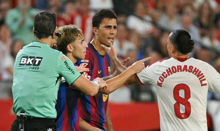 A glaring refereeing error benefits Barcelona against Sevilla | Goal.com