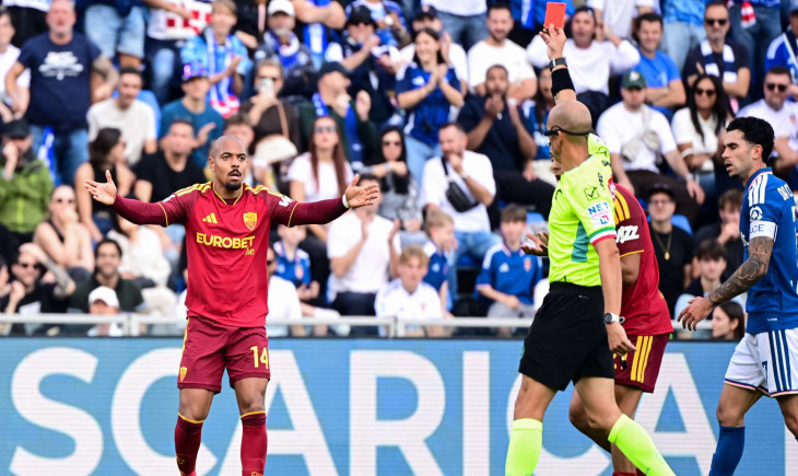 Red card for Malen, Marelli: “Correct. He brushes the ball, but he went in really badly” | Goal.com