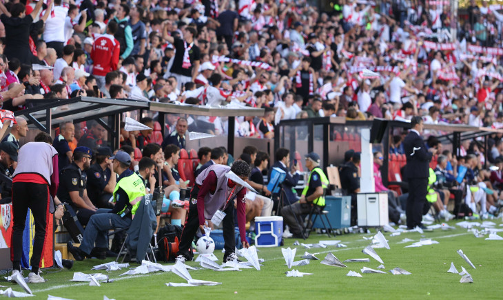 Video: Protests spiral out of control: chaotic end to the Rayo Vallecano and Athletic Bilbao match | Goal.com