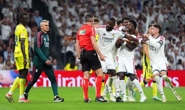 Bizarre scenes: Vinícius Júnior pulls opponent’s hair, is shown a straight red and wants to go for the referee | Goal.com