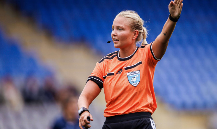 Video: An unbelievable scene: a female referee collapses to the ground and leaves the pitch on a stretcher! | Goal.com