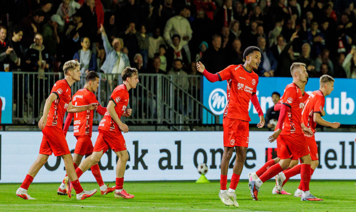 Almere hand leaders Heracles their first defeat; Kevin van Veen (35) scores a wonder goal | Goal.com