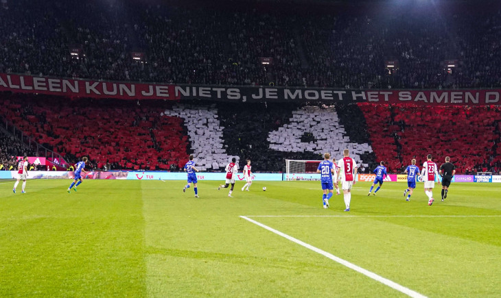 Stüdyoda iki Ajax oyuncusu alay konusu oldu: "Bu da ne yahu!? Hahahaha" | Goal.com Türkçe
