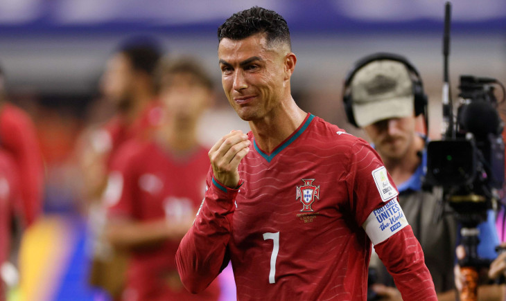 Portekiz - İspanya maçı biter bitmez bir oyuncu ağlayan Cristiano Ronaldo’nun yanına giderek harika bir jest sergiledi | Goal.com Türkçe