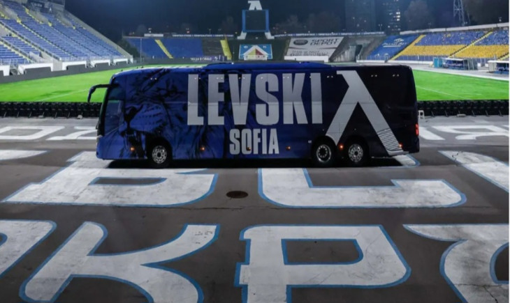 Левски представи новия клубен автобус
