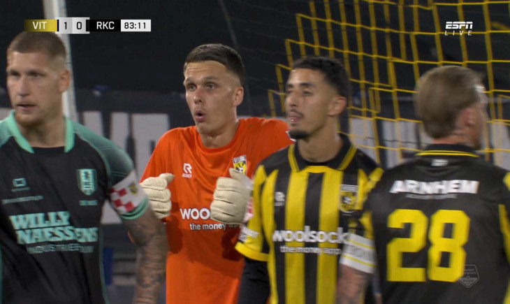 Bizarre scenes: Vitesse goalkeeper lashes out at opponent out of nowhere | Goal.com