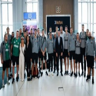 Волейболистите ни кацнаха в София! Венци и рози за героите