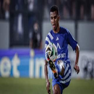 Комо следи изкъсо Майкон