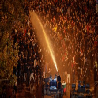Протестите във футбола ни - обърнати джобове, гроб на терена и водни оръдия
