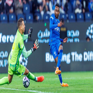 In a clip that has quickly drawn attention across Saudi Arabian football, Al-Hilal winger Mutaib Al-Harbi has demonstrated clinical finishing ability by achieving what his international teammate Salem Al-Dosari could not. The brief yet telling video shows