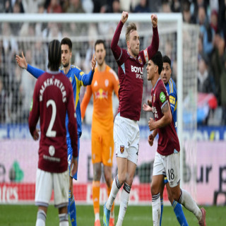Video: Fans leave, then return... Three dramatic minutes in the West Ham v Leeds match | Goal.com
