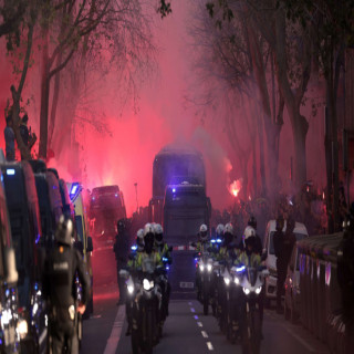 Video: In a scene reminiscent of a cup final showdown, Barcelona supporters launched an assault on the Atlético Madrid team bus as it attempted to reach the stadium. The incident, captured on footage, shows a group of home fans swarming the vehicle and hu