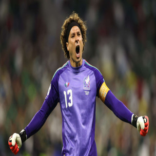 Tarihi rekorlarını eşitlemiş olmalarına rağmen… Ochoa neden Ronaldo ve Messi gibi efsaneler rozetini takmıyor? | Goal.com Türkçe