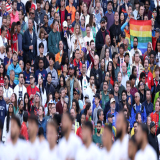 Fotoğraflarla: İtirazlara rağmen… Mısır ve İran’daki tribünlerde eşcinsellere destek bayrakları dalgalanıyor | Goal.com Türkçe