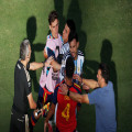 Video: Final düdüğünün ardından Arjantinli oyuncunun İspanyol ikilisine şiddetli bir şekilde saldırmasını izleyin | Goal.com Türkçe