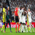 Bizarre scenes: Vinícius Júnior pulls opponent’s hair, is shown a straight red and wants to go for the referee | Goal.com