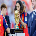 Marc Cucurella, bambaşka saç modeliyle şaşırttı | Goal.com Türkçe
