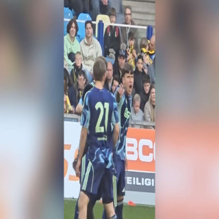 Damián van der Vaart gets into a heated argument with his Ajax teammate Verkuijl; | Goal.com