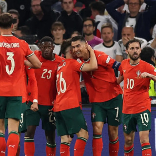 Роналдо прати Португалия на финал