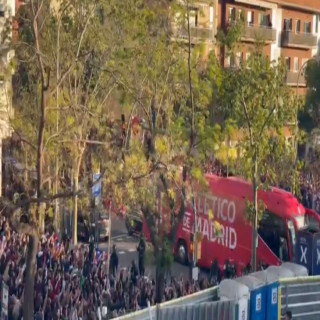 Atlético Madrid'in takım otobüsü Camp Nou yakınlarında yine taş yağmuruna tutuldu; Simeone hemen tepki gösterdi | Goal.com Türkçe