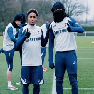 Коло Муани спука гума на път за летището